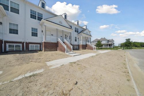 53761 Champlain St, Macomb, MI, 48042-3731 | Card Image