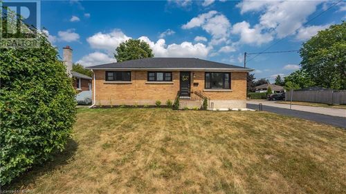 37 Rowanwood Ave, Brantford, ON, N3S7C1 | Card Image