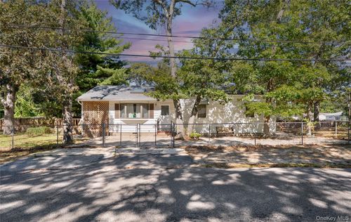 16 Daisy Pl, Selden, NY, 11784-3126 | Card Image