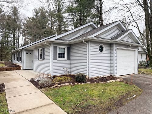 102 Burlington Oval Dr, Chardon, OH, 44024-1452 | Card Image