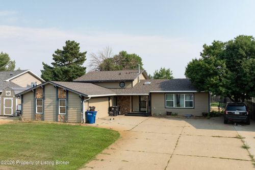 868 22nd St W, Dickinson, ND, 58601-2719 | Card Image