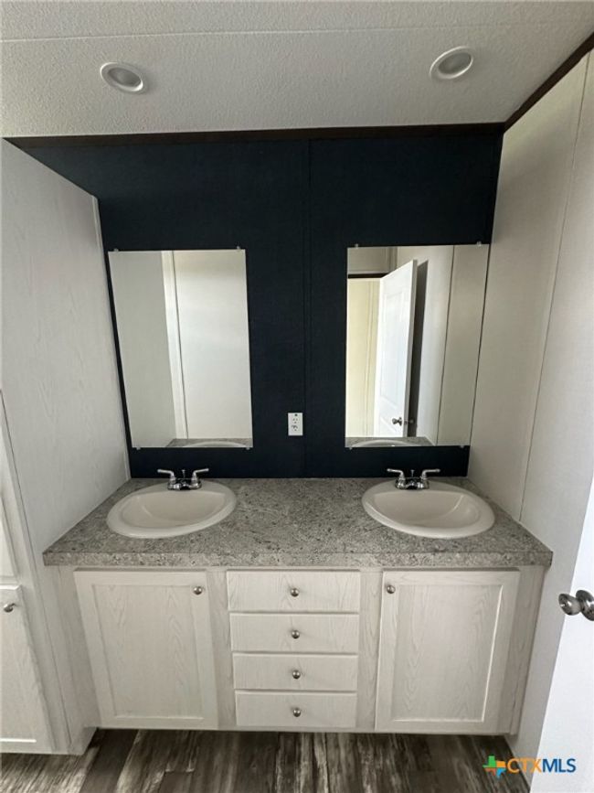 19656 Us Highway 77 S, House other with 3 bedrooms, 2 bathrooms and null parking in Yoakum TX | Image 15