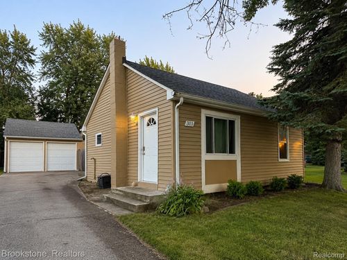 311 W Grand Traverse St, Commerce Twp, MI, 48382-2741 | Card Image