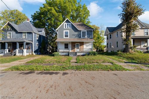 2329 Winfield Way Ne, Canton, OH, 44705-1917 | Card Image
