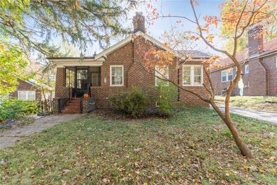 View of front facade featuring a front yard | Image 1