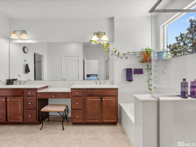 Primary Bathroom | Image 17