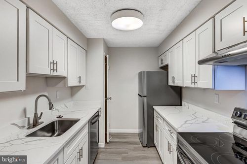 apt-212-5300 Holmes Run Pkwy, ALEXANDRIA, VA, 22304-2836 | Card Image