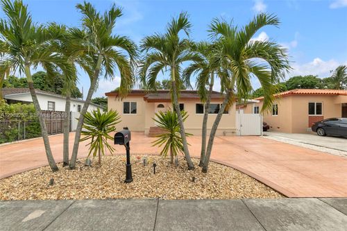 142 W 35th St, Hialeah, FL, 33012-5232 | Card Image