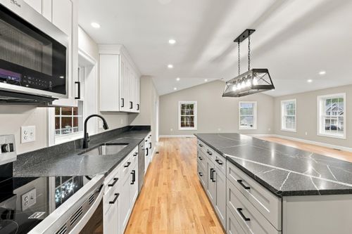 2 Blaisdell Ct, Raymond, NH, 03077-2042 | Card Image
