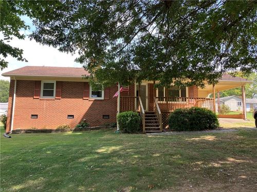 177 Janice Dr, Mount Airy, NC, 27030-8031 | Card Image