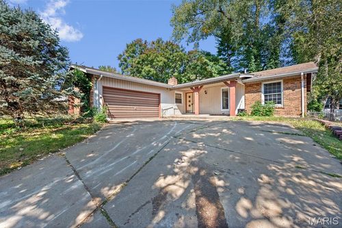817 Laurel Ln, Saint Charles, MO, 63301-0716 | Card Image