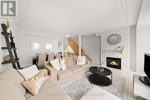 36-10 Post Oak Dr, Richmond Hill, ON, L4E4H7 | Card Image