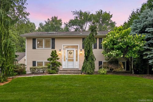 3 Convent Rd, Orangeburg, NY, 10962-1407 | Card Image