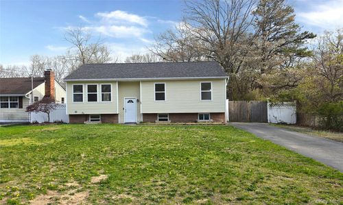 6A Murray Ln, Coram, NY, 11727 | Card Image