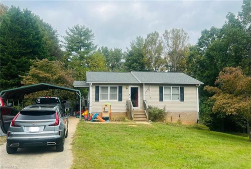 215 Oak Ridge Pl, Mount Airy, NC, 27030-9742 | Card Image