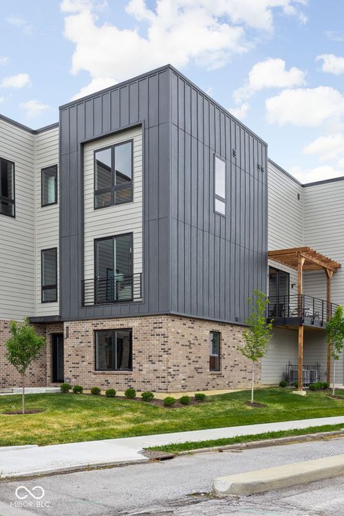 326 N Summit St, Indianapolis, IN, 46201-3073 | Card Image
