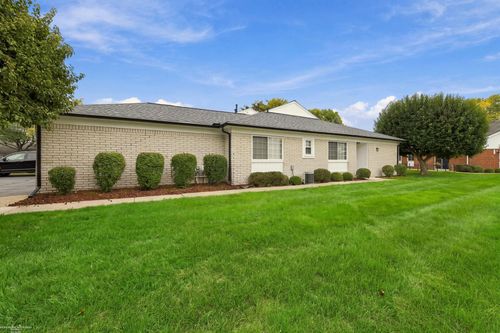 654 Country Club Dr, Saint Clair Shores, MI, 48082-2950 | Card Image