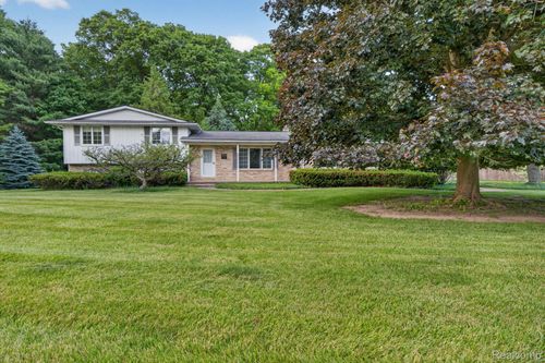9144 Deer Park Ct, Fenton, MI, 48430-8403 | Card Image