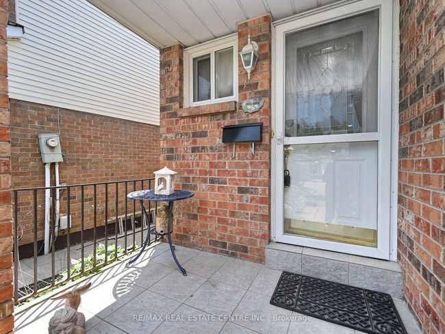 8 Stephensen Crt, House other with 4 bedrooms, 3 bathrooms and 2 parking in Brampton ON | Image 4