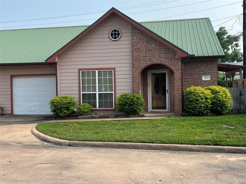 852 Tangle Oaks Dr, Bellville, TX, 77418-2863 | Card Image