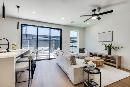 7328 Flyers Way, Dallas, TX, 75201 | Card Image