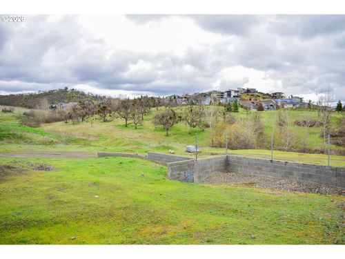 3010 Lone Pine Dr, Medford, OR, 97504 | Card Image