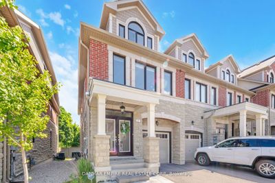 27 Hiawatha Crt, Home with 3 bedrooms, 4 bathrooms and 3 parking in Vaughan ON | Image 2