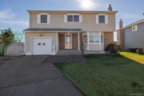8 Patricia Ct, Bethpage, NY, 11714-6227 | Card Image