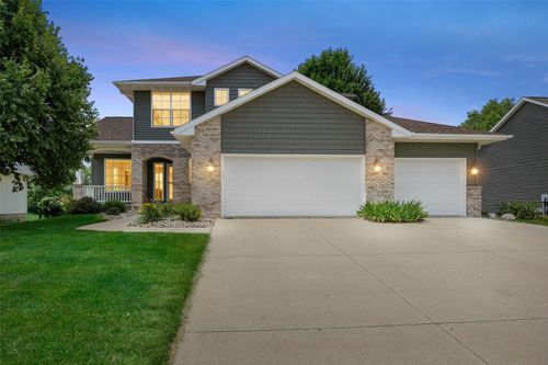 860 Wolf Ridge Rd, Hiawatha, IA, 52233-7925 | Card Image