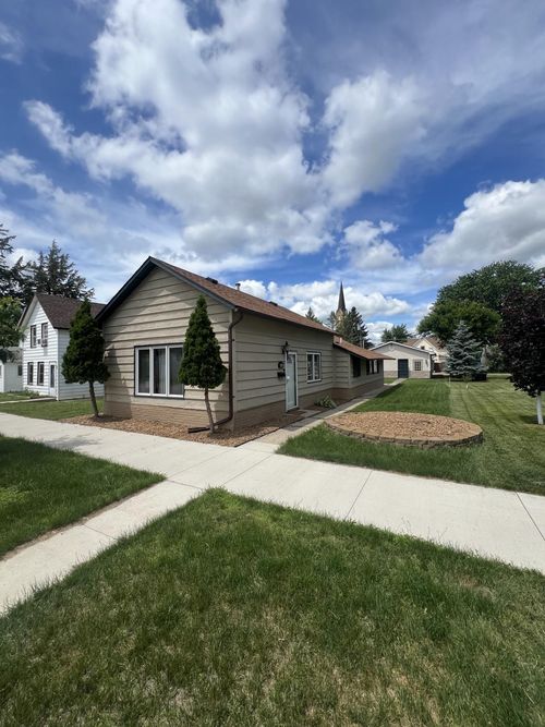 214 E Main St, Belle Plaine, MN, 56011-1824 | Card Image