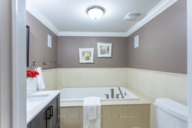 38 Montcalm Ave, House other with 2 bedrooms, 2 bathrooms and 4 parking in York ON | Image 16