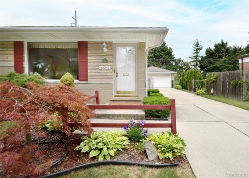 32241 Hawthorne Dr, Warren, MI, 48092-1013 | Card Image