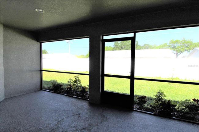 Screened-in Lanai | Image 16