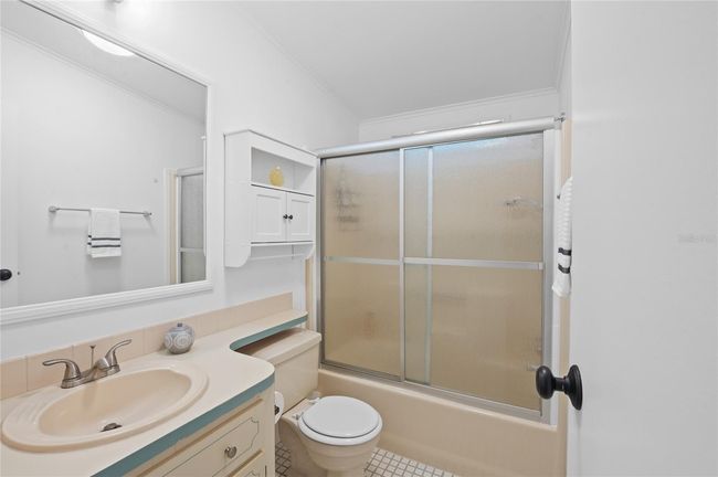 Guest bathroom | Image 25
