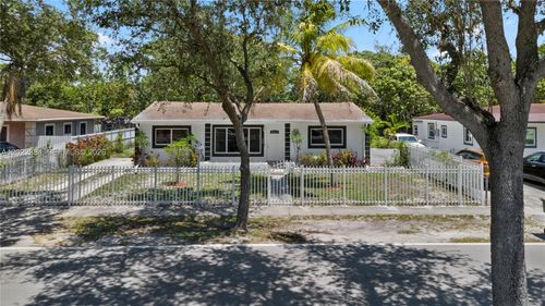 1075 Nw 127th St, North Miami, FL, 33168-6520 | Card Image