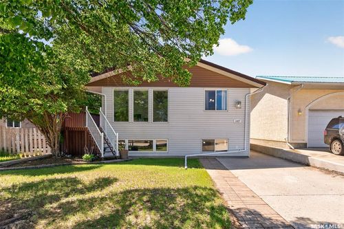 1027 Vaughan Street, Moose Jaw, SK, S6H5P1 | Card Image