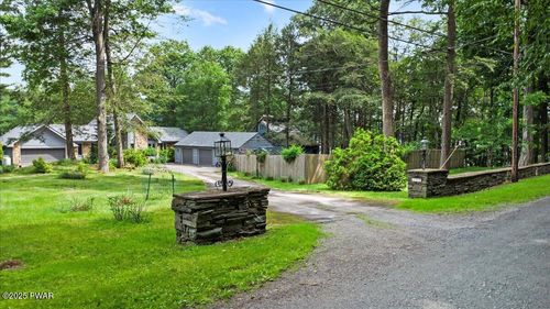 122 Waterfront Dr, Greentown, PA, 18426-2611 | Card Image