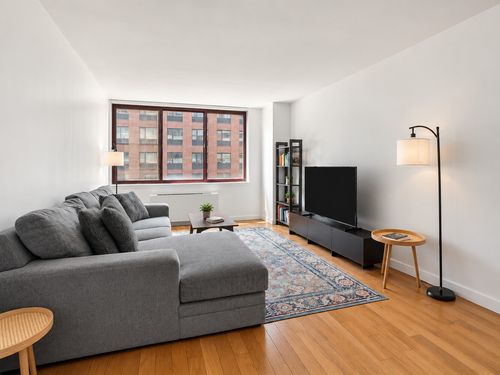 7m-4-74 48th Ave, Long Island City, NY, 11109-5609 | Card Image