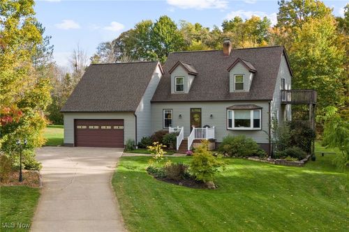 8560 Willow Ln, Chardon, OH, 44024-8208 | Card Image