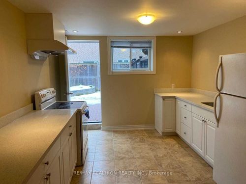 lower-284 Williamson Rd, Markham, ON, L6E1X1 | Card Image