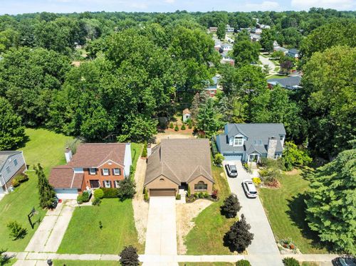 8240 Woodglen Dr, Anderson, OH, 45255-2527 | Card Image