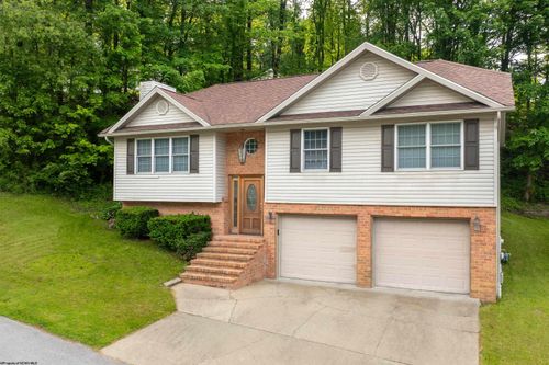 2061 Pinecrest Dr, Morgantown, WV, 26505-8039 | Card Image