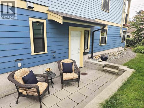 823 Edinburgh St, New Westminster, BC, V3M2V2 | Card Image