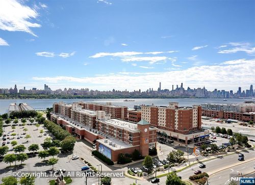 1211 City Pl, Edgewater, NJ, 07020-3143 | Card Image