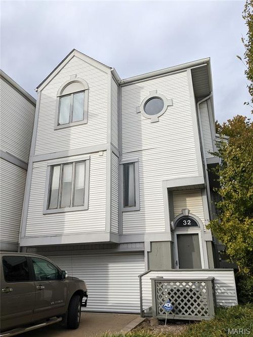 32 Columbus Square Dr, Saint Louis, MO, 63101-2746 | Card Image