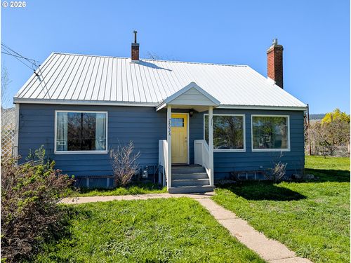 2802 N Spruce St, LaGrande, OR, 97850 | Card Image