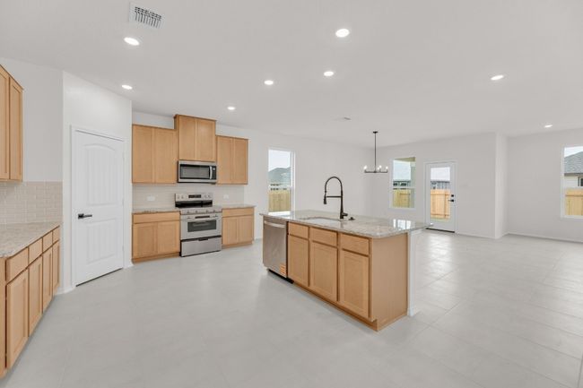 15009 Kiger Mustang Dr, House other with 4 bedrooms, 2 bathrooms and 2 parking in Manor TX | Image 9