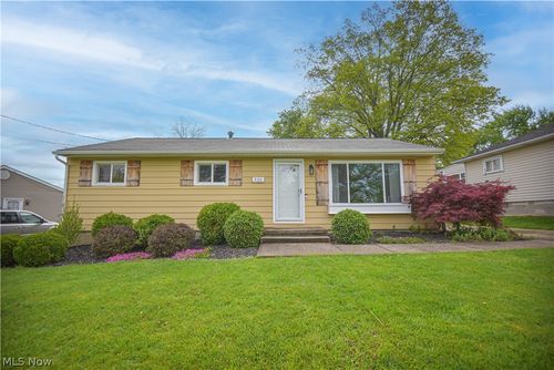 526 N Harmony St, Medina, OH, 44256-1705 | Card Image