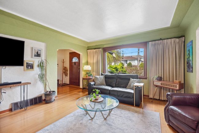 1216 Edinburgh St, House other with 5 bedrooms, 3 bathrooms and 2 parking in New Westminster BC | Image 8