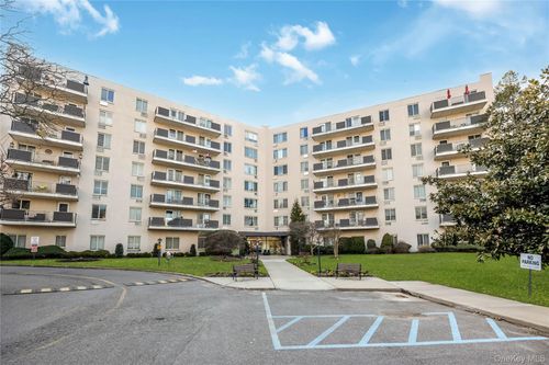 1o-135 Post Ave, Westbury, NY, 11590-3150 | Card Image